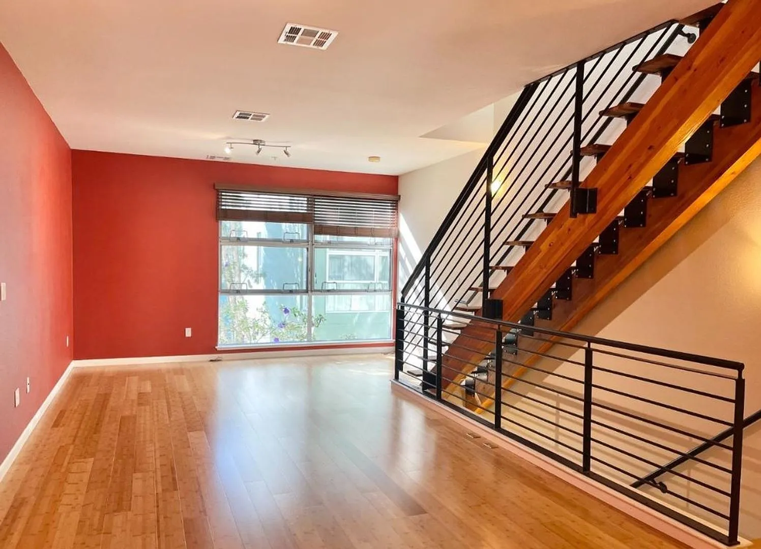 Modern Split-Level Townhome 2 Bedroom, 2 Bath in Emeryville — Photo 2