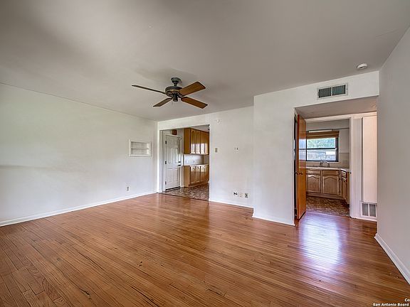 4th image of 411 TIMBERLANE DR