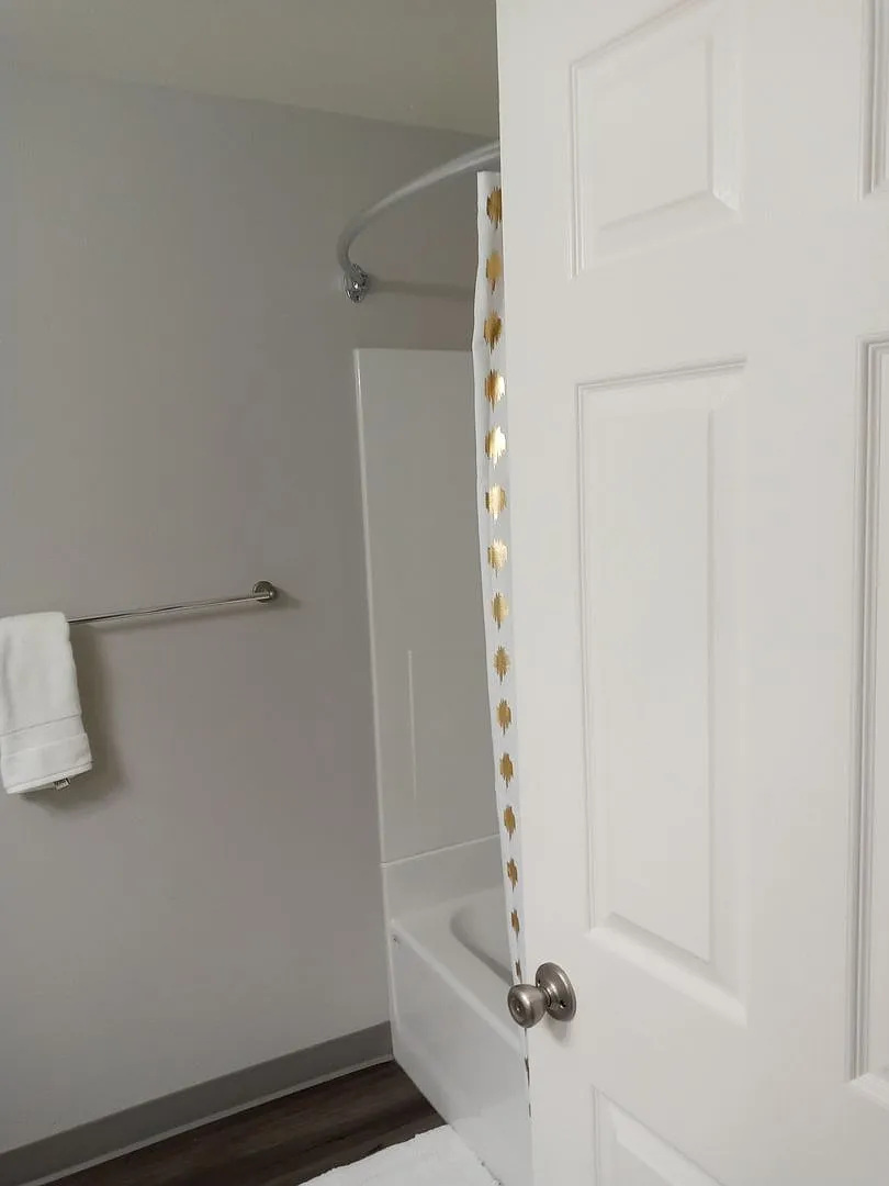 Pointe West Apartments — Photo 3