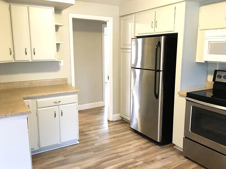 4000 Lakeside Dr — Photo 9