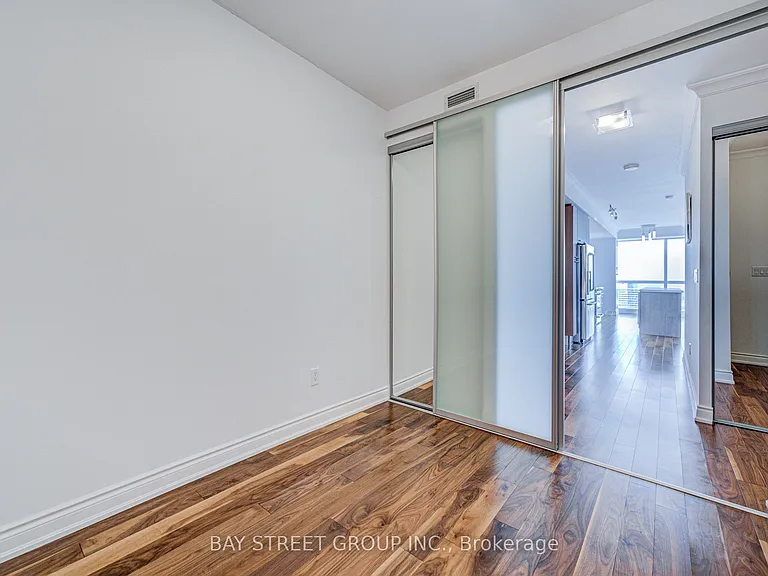 388 Yonge St #6701 — Photo 4