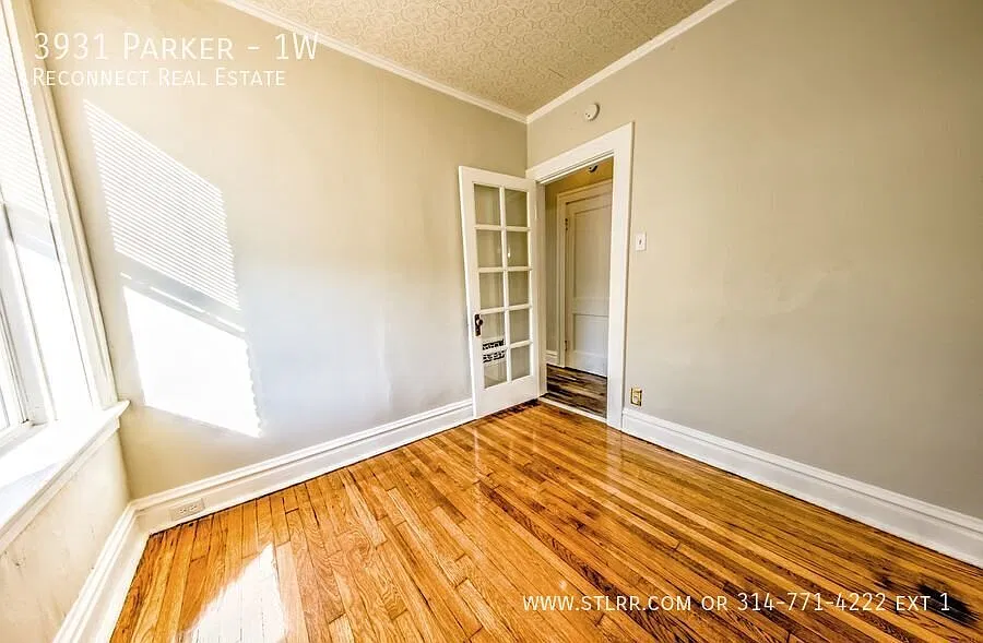 Very Nice 2 bedroom 1 bath unit in great condition with a lot of space on a very good south city ... — Photo 3