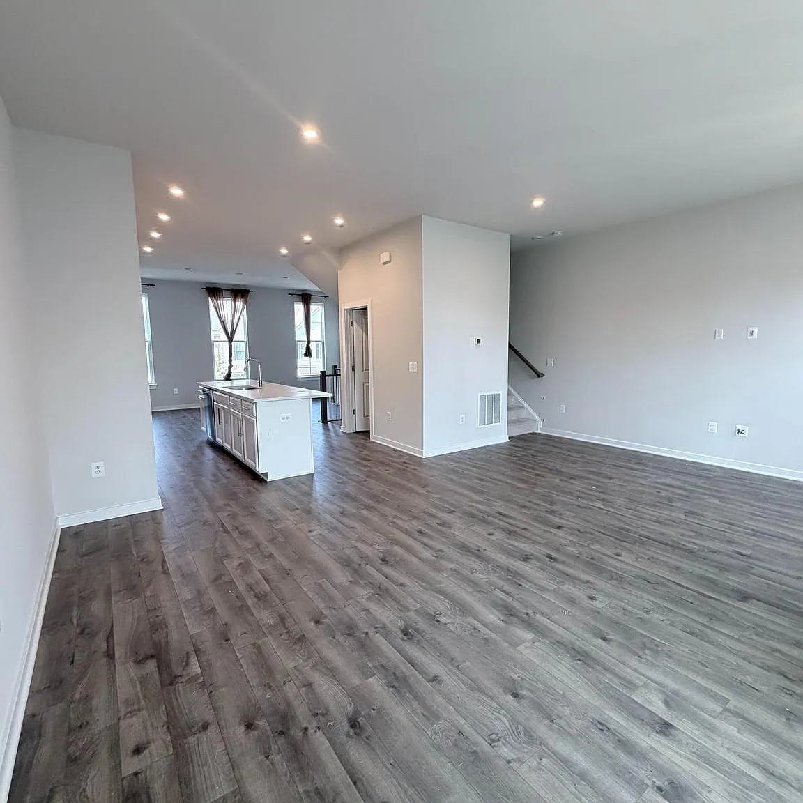 4 bed, 4.5 bath, 2674 sqft, $3,650 — Photo 4