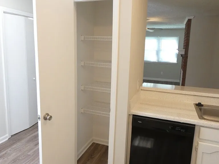 1210 Hamilton Dr — Photo 6