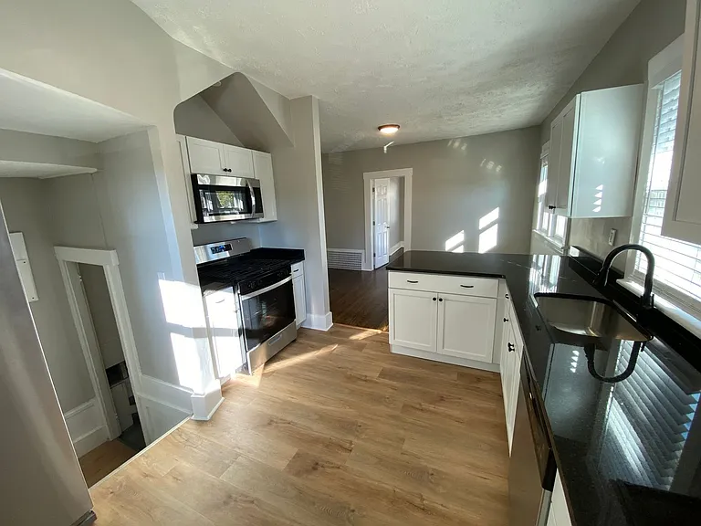 1025 S 28th St — Photo 10