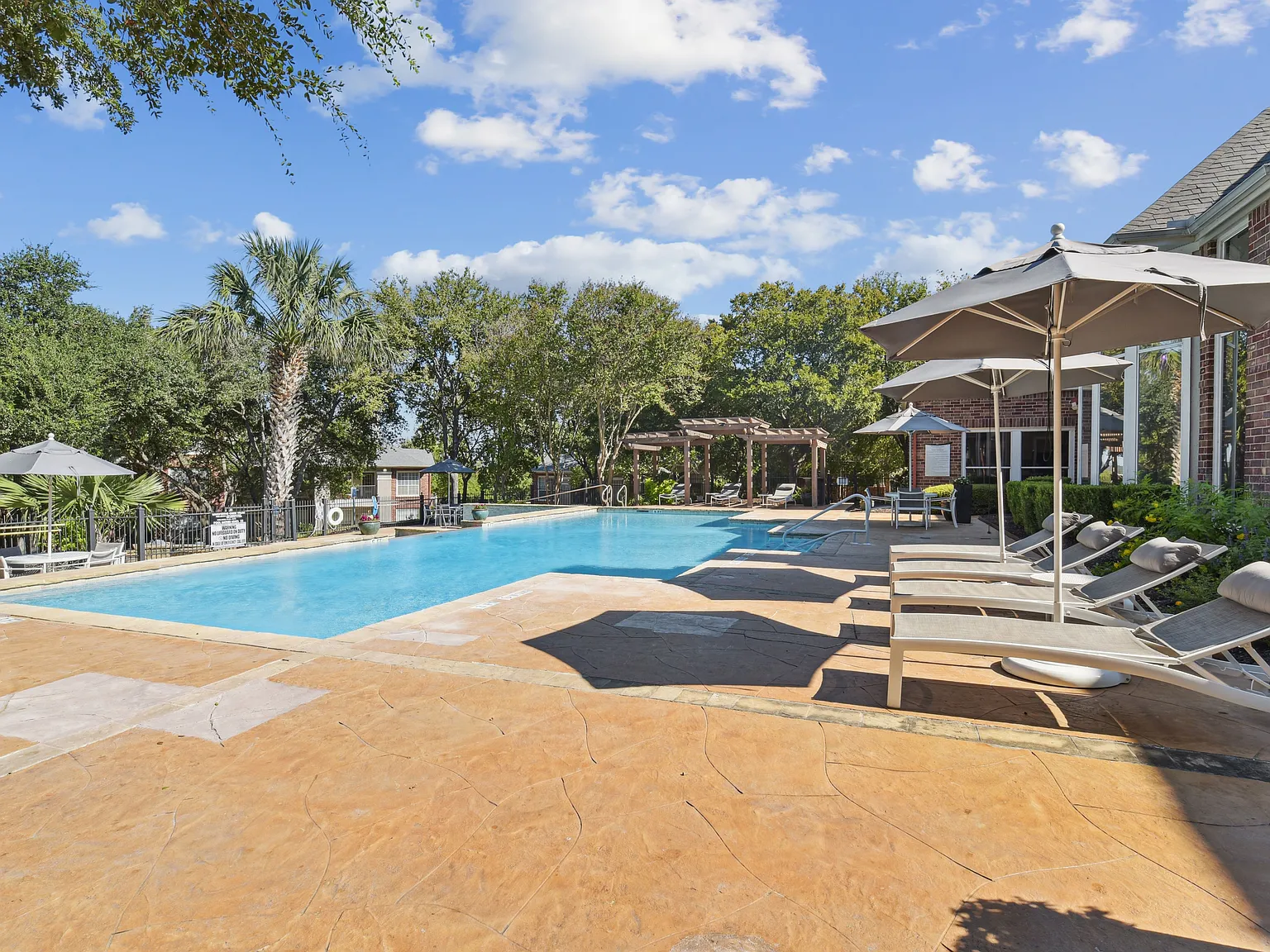 Whispering Creek Villas Apartment Homes — Photo 4