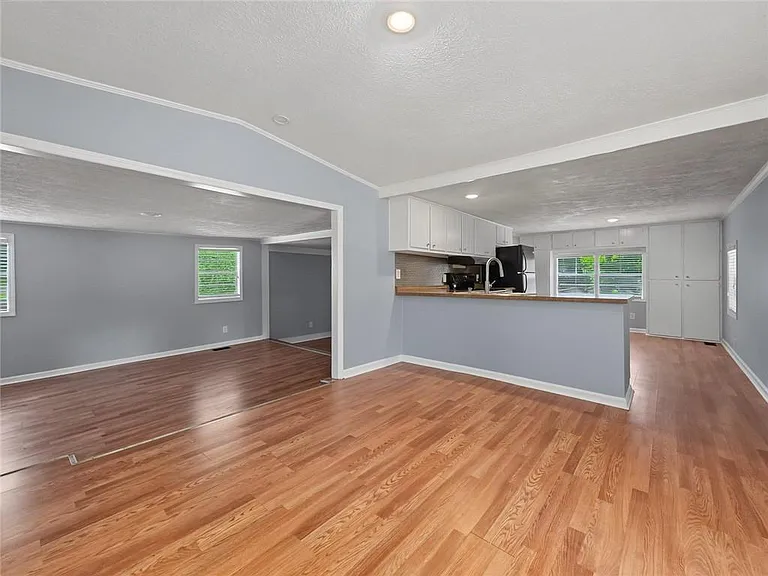 3542 Shoreland Dr — Photo 3