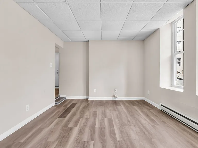439 W Walnut St — Photo 10