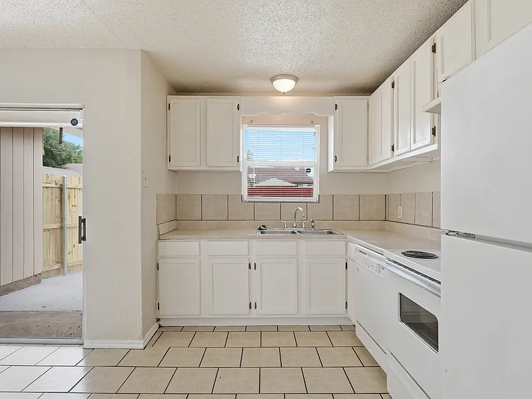 1373 Oakbluff Dr — Photo 6