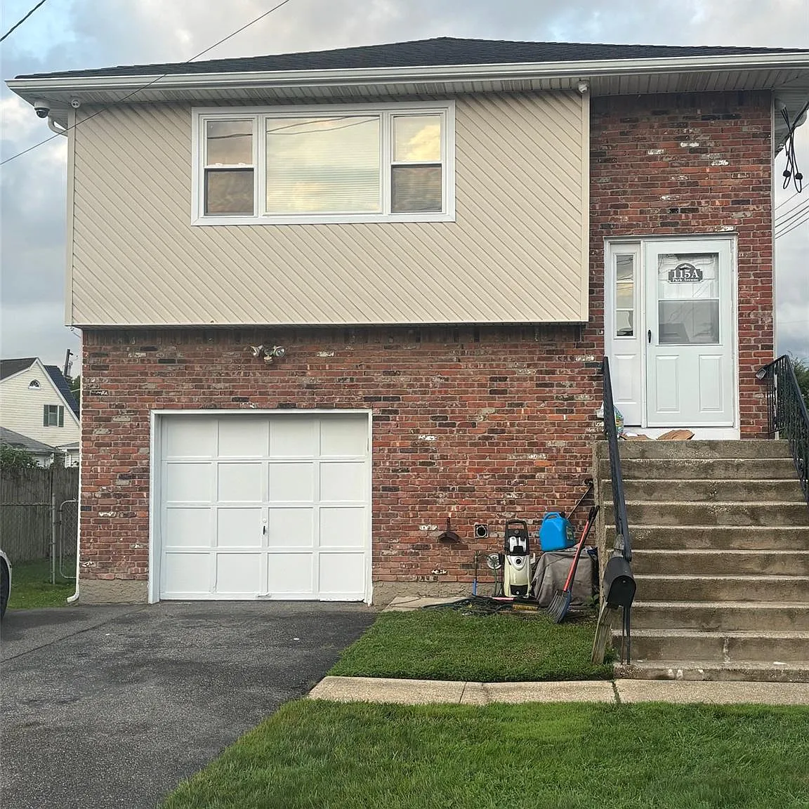 3 bed, 1.0 bath, 1354 sqft, $3,700 — Photo 1
