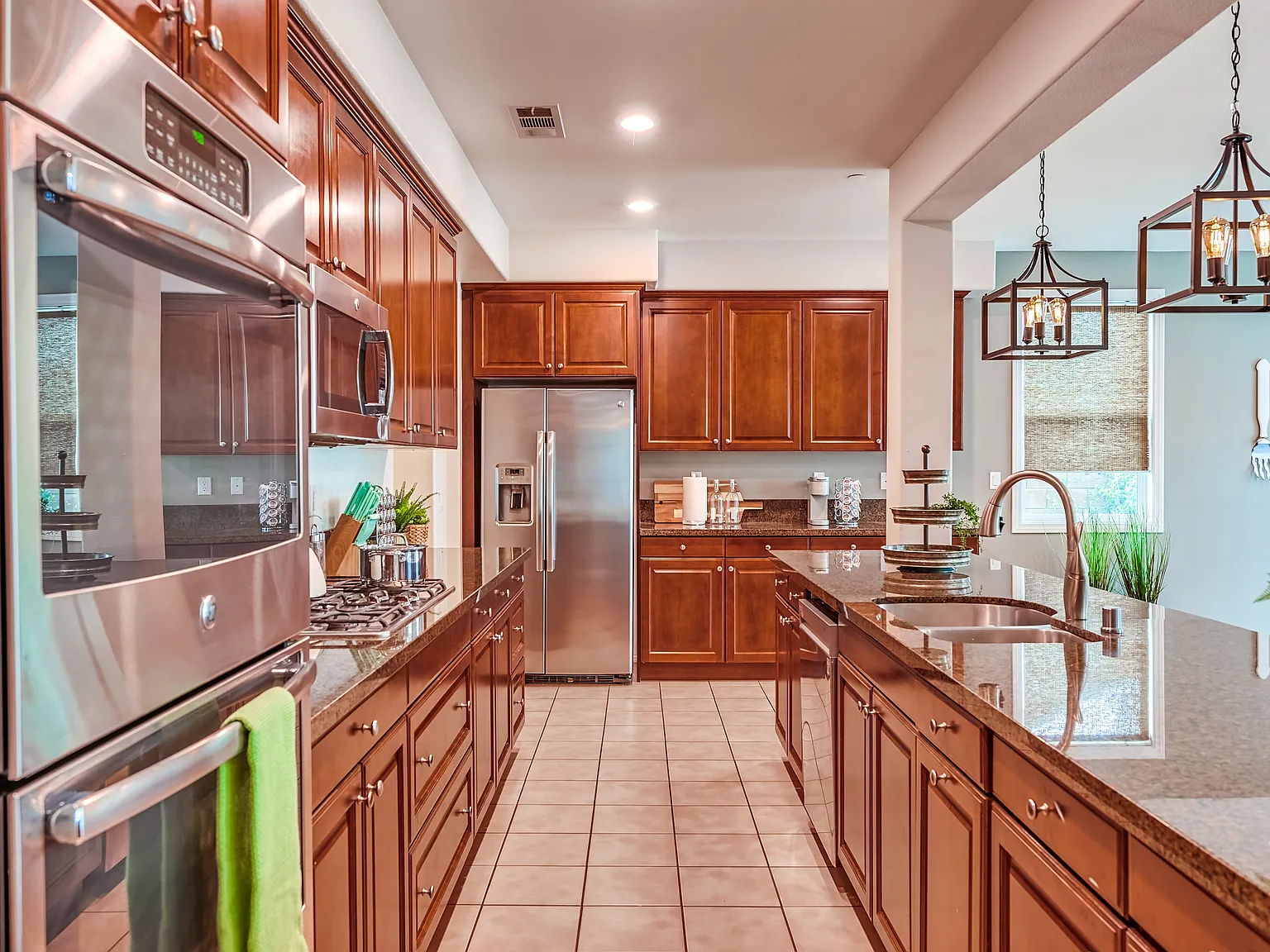 5 bed, 4.5 bath, 4282 sqft, $7,800 — Photo 2