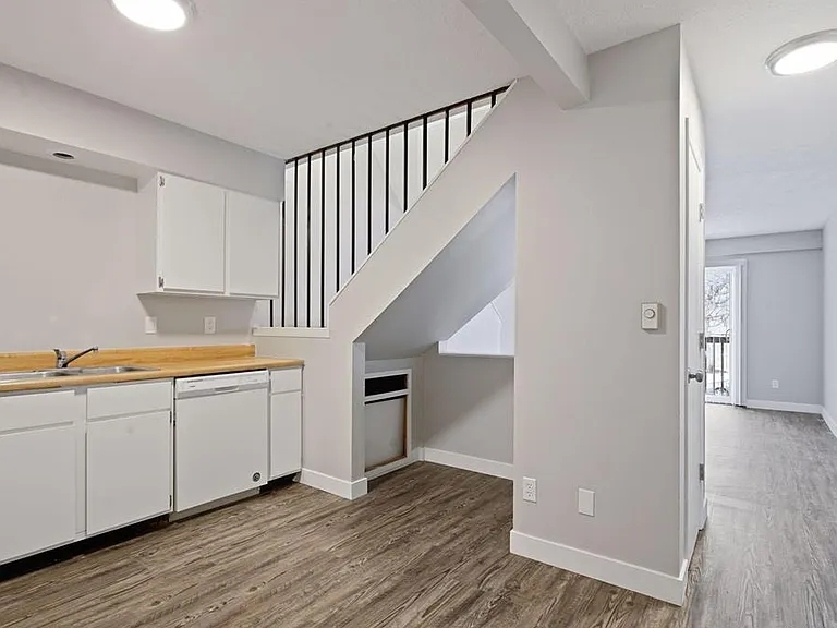 924 21st Ave S #6 — Photo 8
