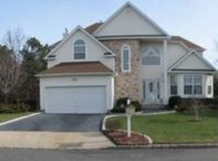 5 Heather Ct, Holtsville, NY 11742