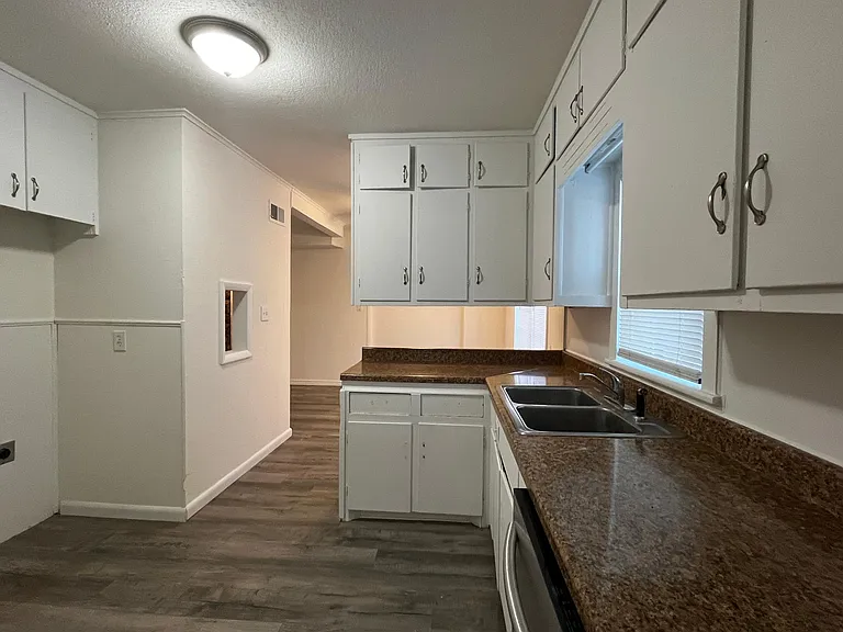1102 W Airport Rd — Photo 9