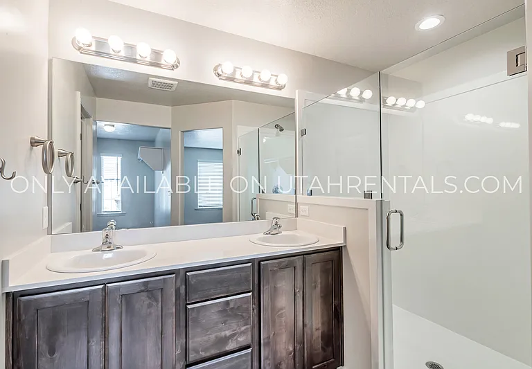 793 N 2560 E — Photo 11