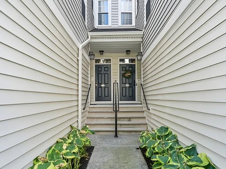 107 Brittany Ct — Photo 2
