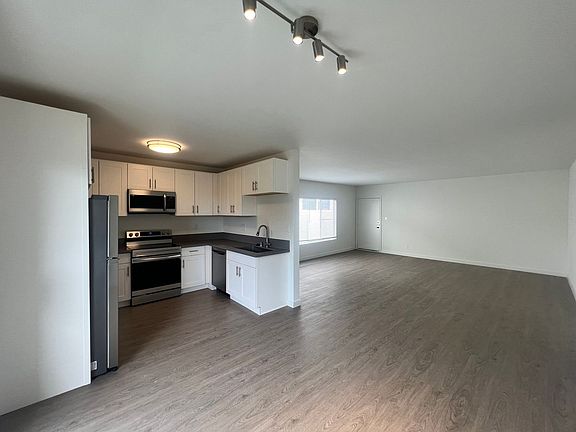 5th image of 634 E Harvard Rd