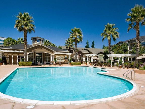 Pool and leasing office | Apartments in Dublin, CA | Fountains at Emerald Park