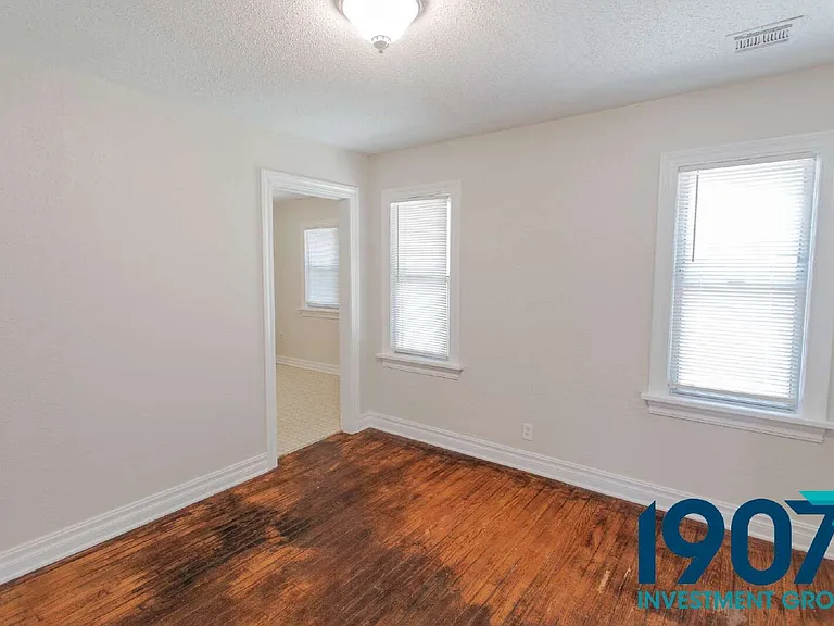 2321 NE 25th St — Photo 10