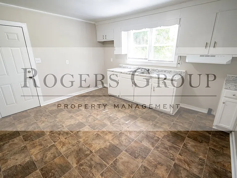 725 John St — Photo 2