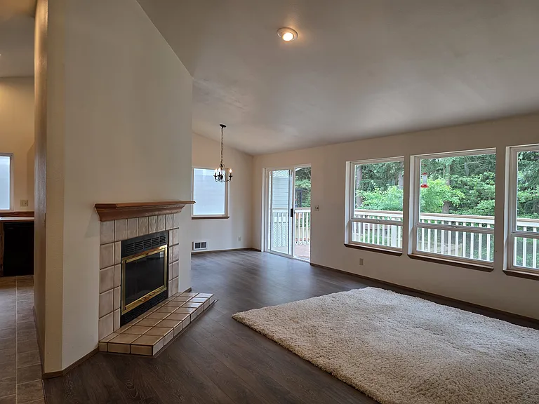 384 Selkirk Dr — Photo 28