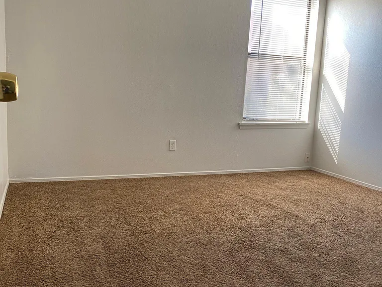 225 Colonial Ave SW — Photo 6