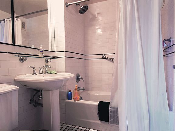 3rd image of 300 W 135th St