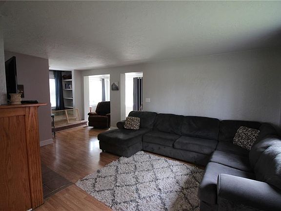 2nd image of 105 Keewaydin Dr
