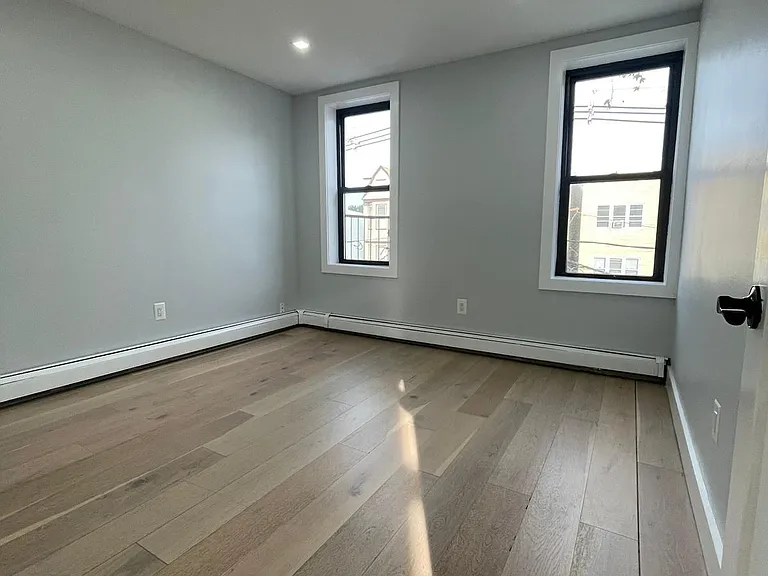 325 Avenue E #3 — Photo 3