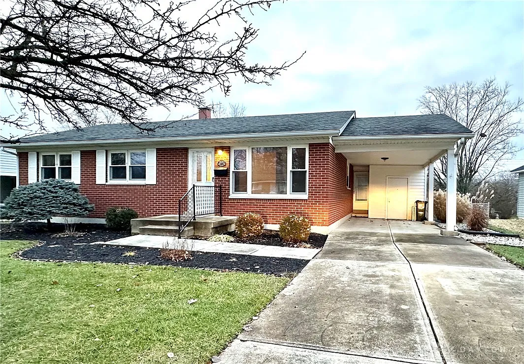 202 Cambridge Dr photo 1