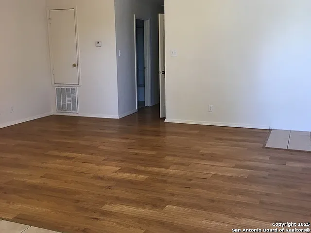 2 bed, 2.0 bath, 2048 sqft, $1,150 — Photo 2
