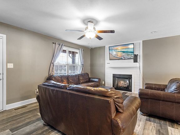 3rd image of 185 Bonnell Dr