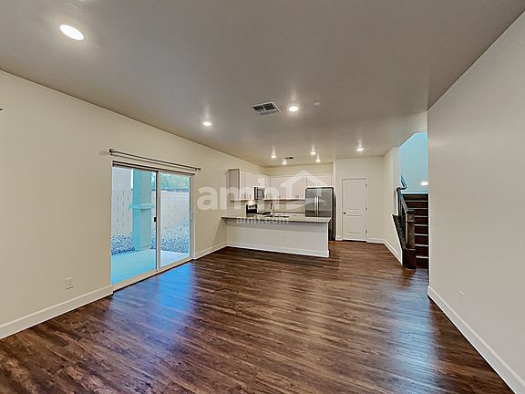 3rd image of 622 W Harbor Dr
