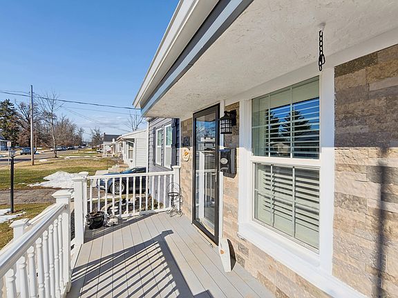5th image of 42 Goodridge Dr