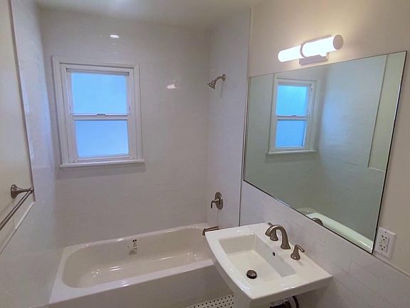 5th image of 104 Gaviota Ave