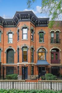 24 W Chestnut St, Chicago, IL, 60610
