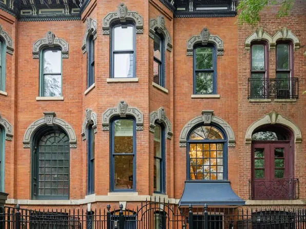 24 W Chestnut St, Chicago, IL 60610