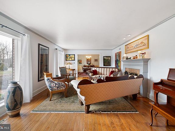 5th image of 185 Riverside Dr