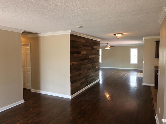 3rd image of 914 Valley Dr