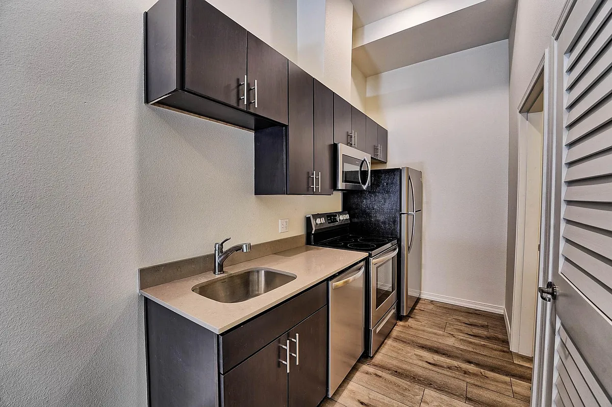Building Photo - 560 1st Ave N #109