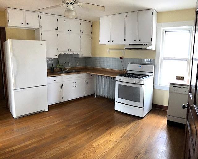 cheerful eat-in kitchen