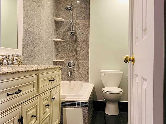 5th image of 5 Pond Ln