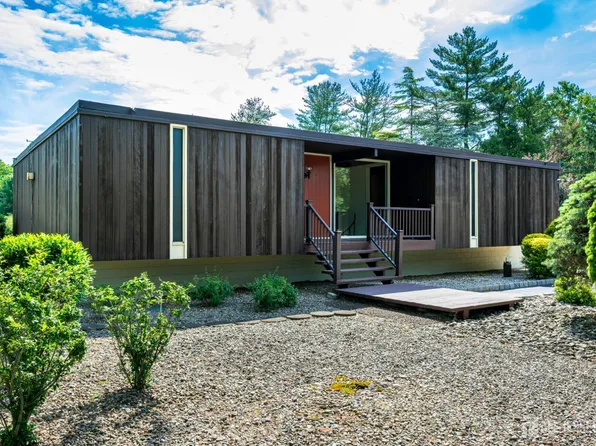 34 Henderson Rd, Kendall Park, NJ 08824