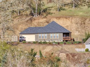 1795 NE Rocky Dr, Roseburg, OR 97470