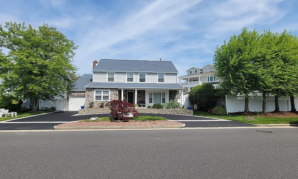1st image of 7903 Lagoon Dr