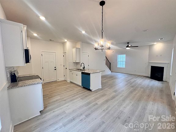 4th image of 720 Inwood Hill Dr #9