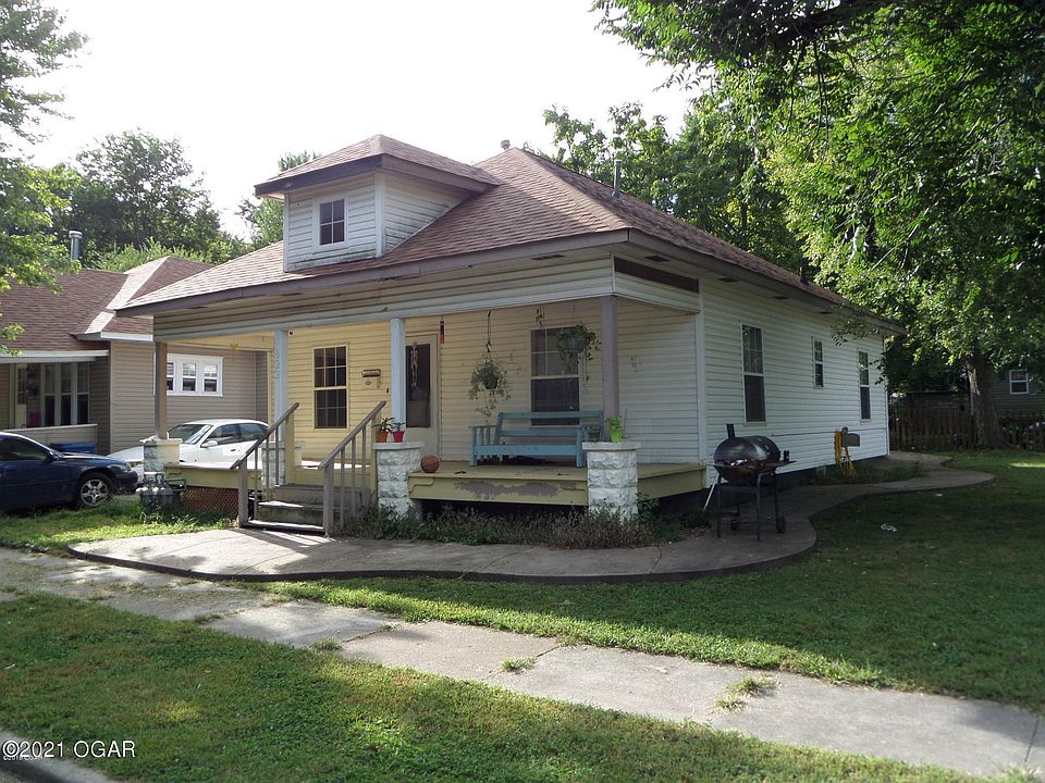 2nd image of 922 W 5th St