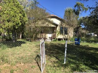 804 1st St, Floresville, TX 78114