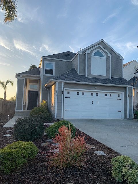 Beautiful Sunsets and Ocean Breezes. Tucked away on a nice quiet street, but close to shopping and Freeway and new soccer fields and basketball stadium