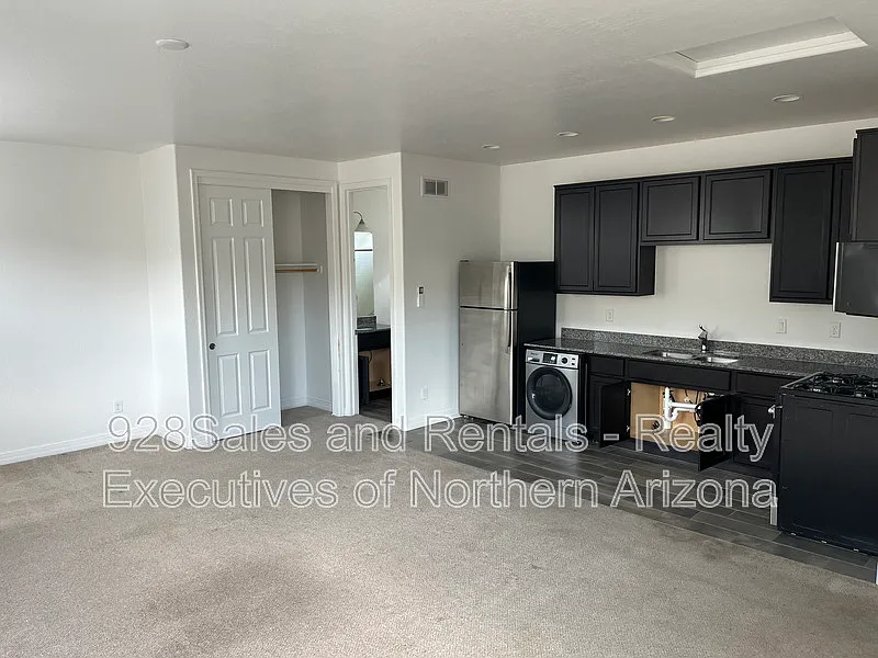 3 bed, 2.5 bath, 1996 sqft, $3,200 — Photo 2